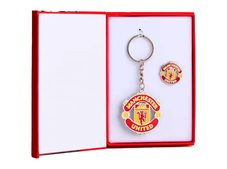 Manchester United Premium Boxed Executive Crest Keyring and Badge Set